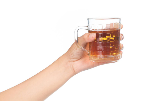 mão segurando vidro de cerveja isolado no fundo branco
 - Foto, Imagem