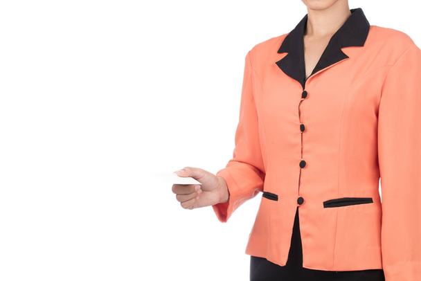 Mooie vrouw in oranje shirt houdt een lege kaart geïsoleerd op witte achtergrond. - Foto, afbeelding