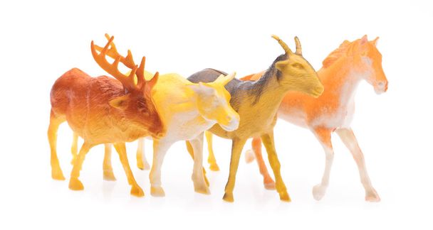 Пластикові іграшкові тварини ізольовані на білому тлі
. - Фото, зображення