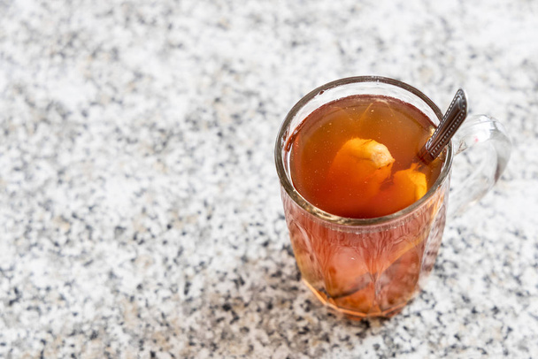 Горячий имбирный чай в прозрачном стакане полезен для здоровья и благополучия
 - Фото, изображение