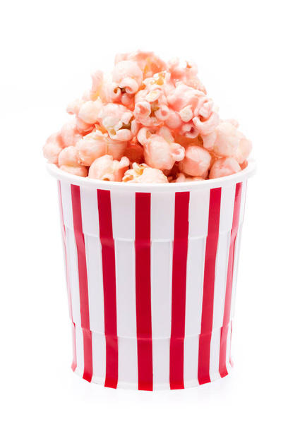 рожевий попкорн у смугастому відрі ізольований на білому тлі
 - Фото, зображення