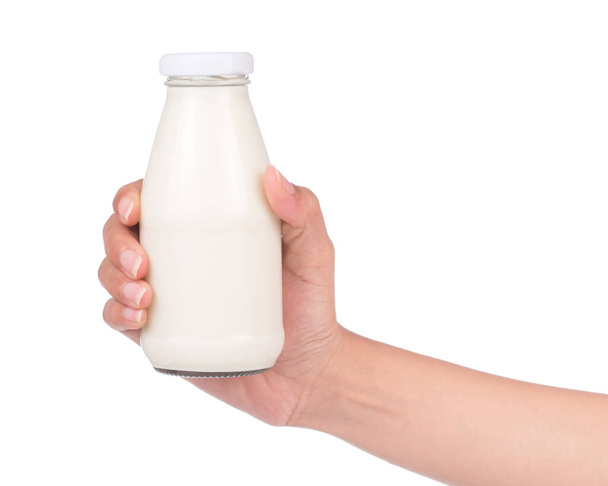 mão segurando Garrafa de leite isolado no fundo branco
 - Foto, Imagem