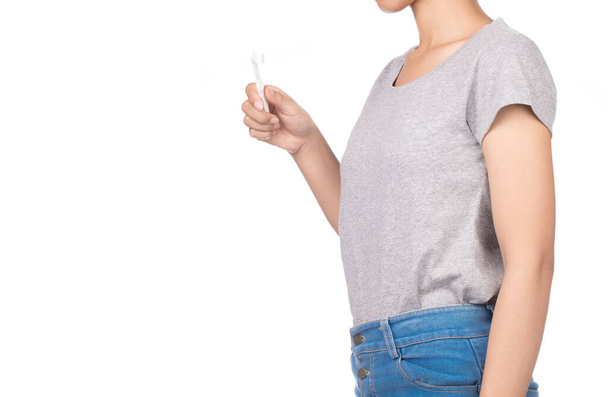 mulher vestindo camiseta cinza em branco, jeans usar escova de dentes isolada no fundo branco
. - Foto, Imagem