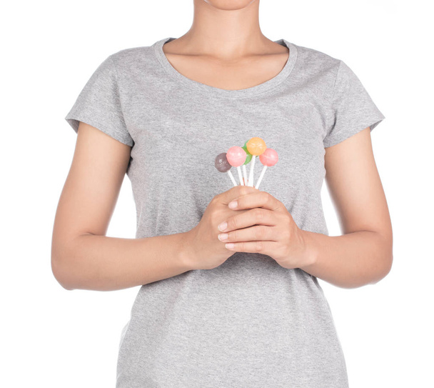 Femme tenant bonbons isolé sur fond blanc
  - Photo, image