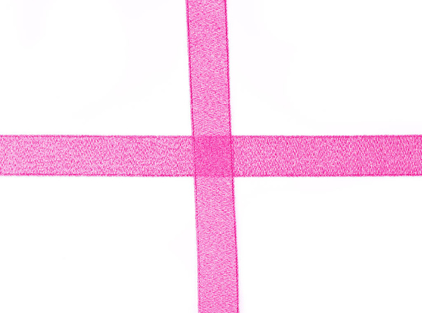 Ροζ κορδέλα απομονωμένη σε λευκό φόντο. - Φωτογραφία, εικόνα