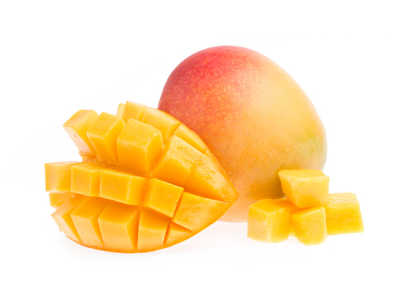 Beyaz arka planda izole edilmiş dilimlenmiş mangolu lezzetli olgun mango meyvesi. - Fotoğraf, Görsel