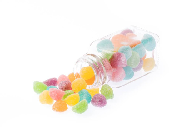 gelatine colorate che fuoriescono dalla bottiglia isolate su sfondo bianco
 - Foto, immagini