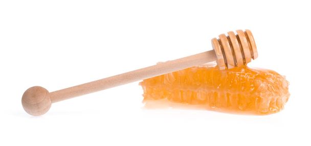 Waben mit Holzdipper für Honig isoliert auf weißem Hintergrund - Foto, Bild