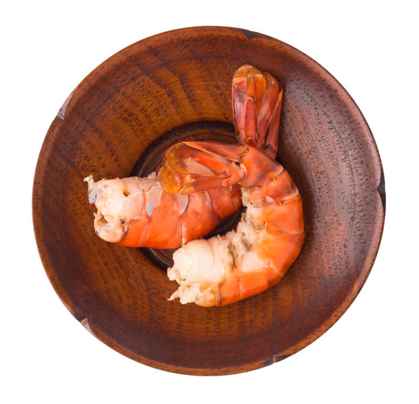 crevettes grillées sur une assiette en bois isolée sur fond blanc
 - Photo, image