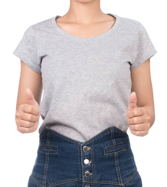 vrouw dragen blanco grijs t-shirt tonen duimen tot geïsoleerd op witte achtergrond - Foto, afbeelding