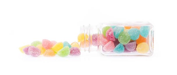 gelatine colorate che fuoriescono dalla bottiglia isolate su sfondo bianco
 - Foto, immagini