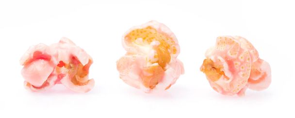 Σνακ, Ροζ ποπ κορν αρωματισμένη φράουλα απομονωμένη σε λευκό φόντο - Φωτογραφία, εικόνα