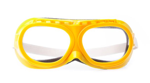 žluté bezpečnostní brýle proti izolované na bílém pozadí - Fotografie, Obrázek