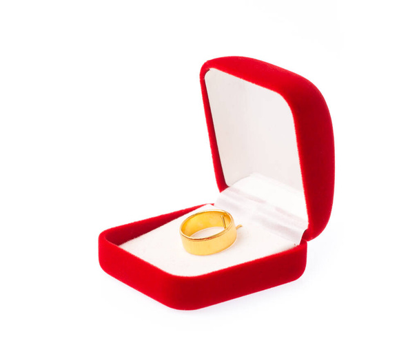 Anillo dorado sobre caja de terciopelo rojo aislado sobre fondo blanco
 - Foto, imagen