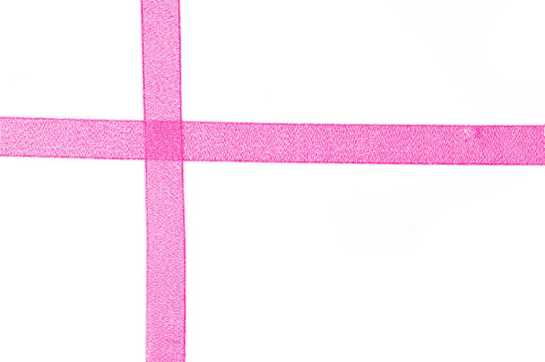 Różowa wstążka izolowana na białym tle. - Zdjęcie, obraz