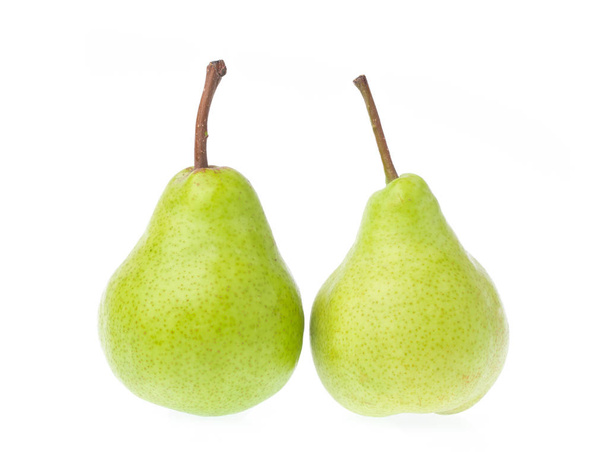 groene peren geïsoleerd op witte achtergrond - Foto, afbeelding