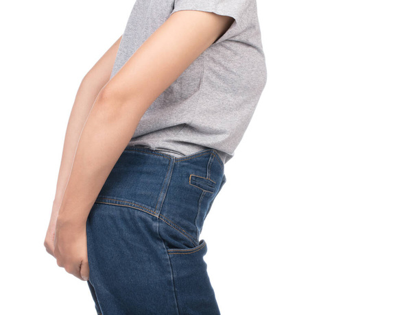 mulher tem diarréia segurando sua bunda, isolado no fundo branco
 - Foto, Imagem