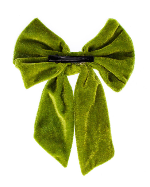 Beyaz arkaplanda izole edilmiş yeşil kadife saç tokası  - Fotoğraf, Görsel