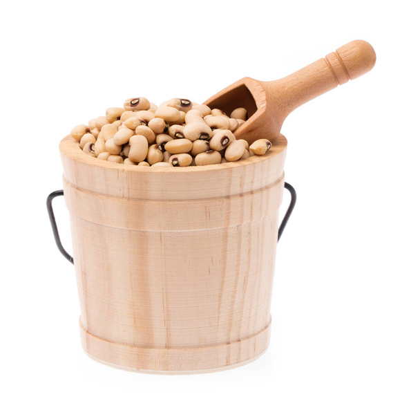 barril de madera de soja con cuchara grande de madera aislada sobre fondo blanco
 - Foto, imagen