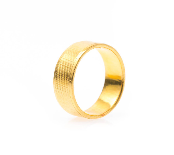 Arany gyűrű elszigetelt fehér háttér - Fotó, kép