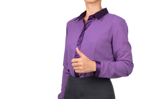 Belle femme en chemise violette montrant pouce vers le haut isolé sur fond blanc
 - Photo, image