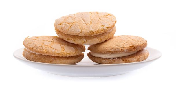 Biscotti alla vaniglia su piatto isolato su fondo bianco
. - Foto, immagini