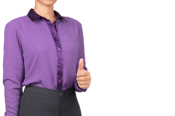 Krásná žena v purpurové košili ukazující palec nahoru izolované na bílém pozadí - Fotografie, Obrázek