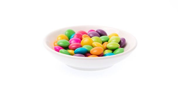 миска красочные шоколадные конфеты с покрытием изолированы на белом фоне
 - Фото, изображение