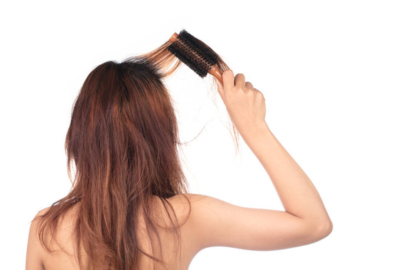 Mädchen mit Kamm für die Haare, das Haarproblem isoliert auf weißem Hintergrund  - Foto, Bild