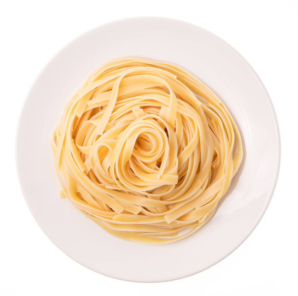plato de espaguetis aislado sobre fondo blanco
 - Foto, imagen