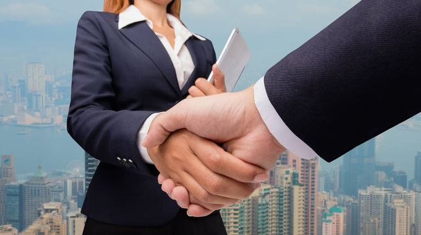 Empresarios estrechando la mano, Socios de negocios Acogedores Handshake
 - Foto, Imagen
