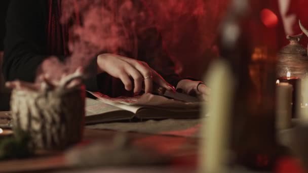 Vista recortada de bruja tocando pentagrama con cuchillo durante ritual oculto
 - Metraje, vídeo