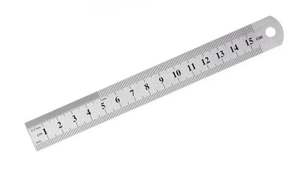 Regla metálica de quince centímetros aislada sobre fondo blanco
 - Foto, imagen