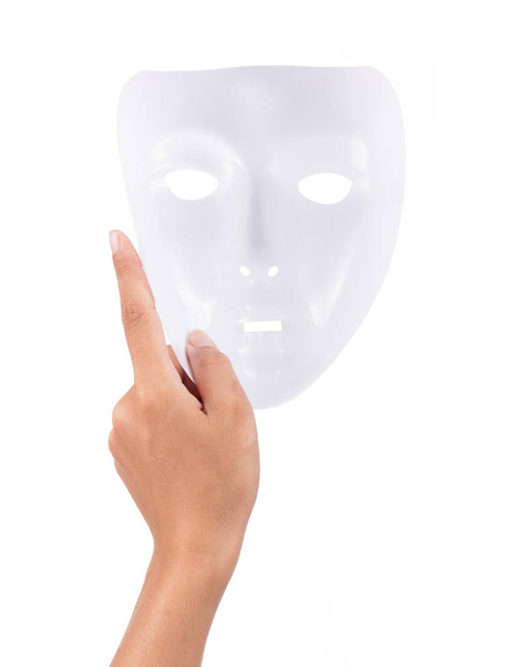 mão segurando máscaras de plástico branco isolado no fundo branco
 - Foto, Imagem