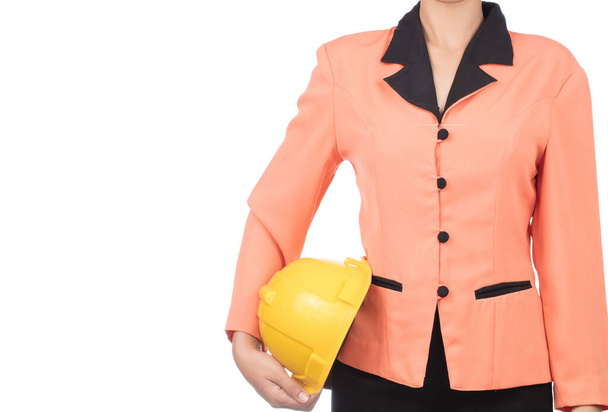 mujer ingeniera civil en camisa naranja sosteniendo casco de seguridad de construcción aislado sobre fondo blanco
 - Foto, imagen