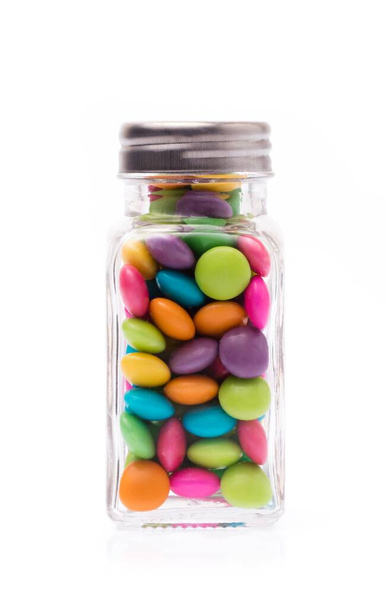 bottiglia di caramelle ricoperte di cioccolato colorato isolato su sfondo bianco
 - Foto, immagini