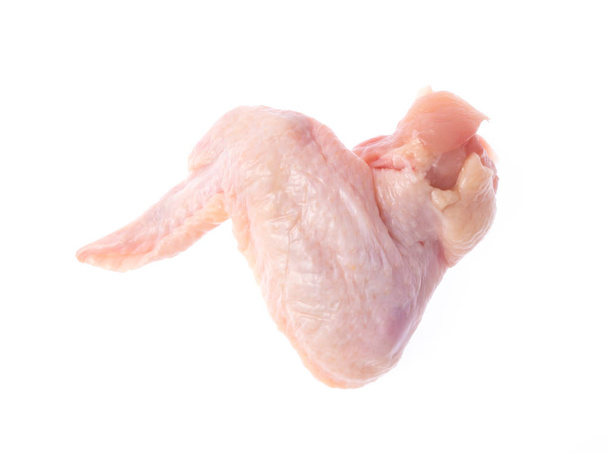 Beyaz arka planda çiğ tavuk kanadı eti - Fotoğraf, Görsel
