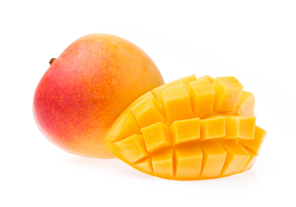 Pyszne dojrzałe owoce mango z plasterkami mango izolowane na białym tle - Zdjęcie, obraz