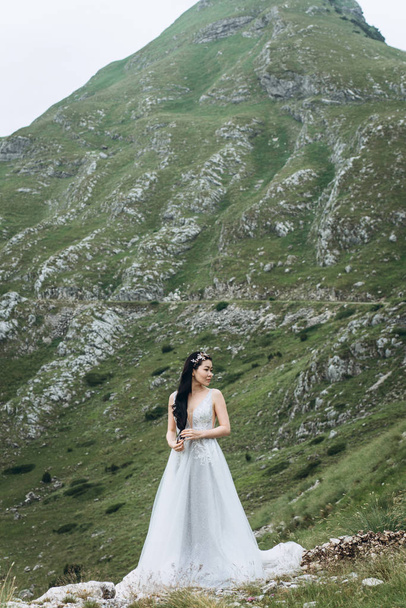 portrét nevěsty v bílých šatech - Fotografie, Obrázek