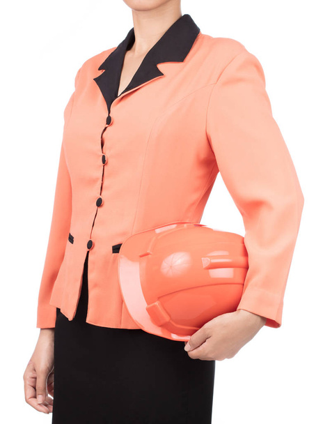 白い背景に隔離された建設の安全ヘルメットを保持オレンジシャツの女性土木技術者 - 写真・画像