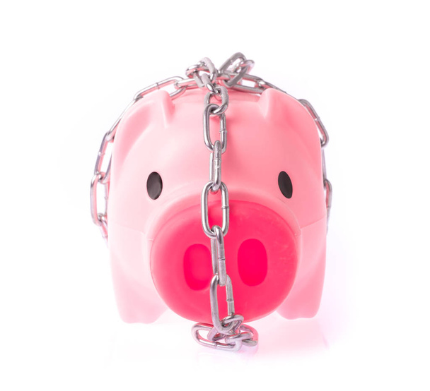 Piggy banco estilo caixa de dinheiro acorrentado juntos isolado em fundo branco, ocultar a estabilidade financeira
 - Foto, Imagem