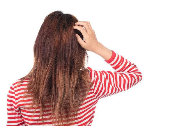 Mujer con dolor de cabeza sosteniendo su mano a la cabeza, aislada en blanco  - Foto, imagen