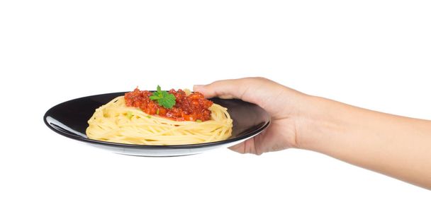 mão segurando espaguete em prato isolado no fundo branco
 - Foto, Imagem