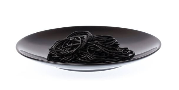 schwarze Pasta in einem auf weißem Hintergrund isolierten Gericht - Foto, Bild