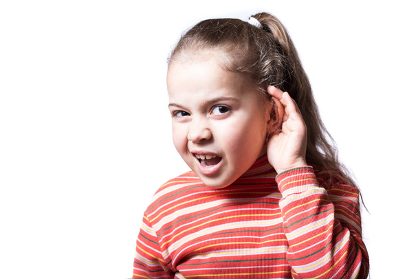 El niño no obedece a los padres. El niño tiene problemas auditivos. El niño no obedece a los padres. El niño tiene problemas auditivos
. - Foto, imagen