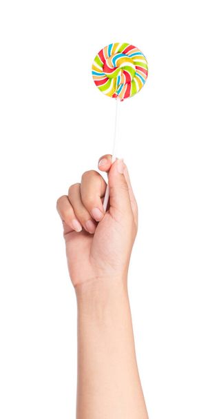 Hand hält bunte Spirallutscher isoliert auf weißem Hintergrund - Foto, Bild