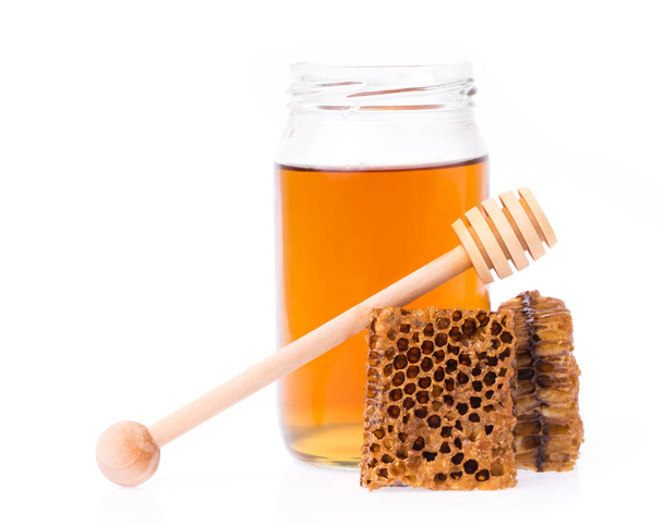 Méhsejt palack méz és fa mártogatós izolált fehér alapon - Fotó, kép