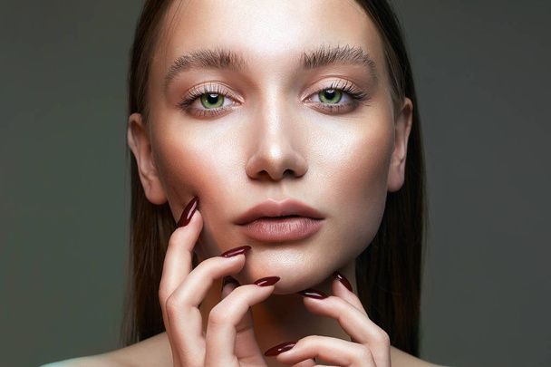 Fashion beauty portrait. girl with green eyes. Beautiful young Woman with makeup - Fotoğraf, Görsel