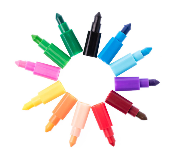 Des crayons colorés isolés sur fond blanc
 - Photo, image