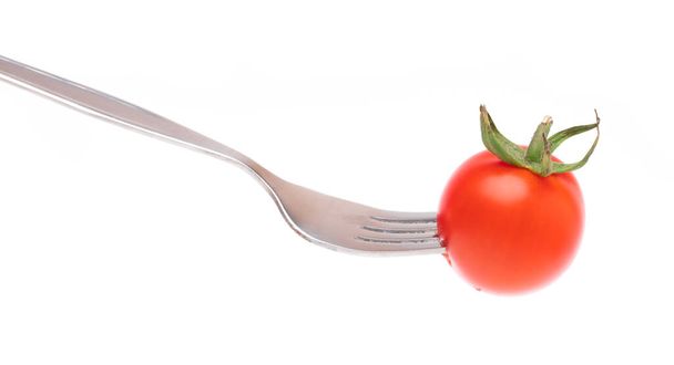 виделка зі свіжим помідором ізольовано на білому тлі
 - Фото, зображення